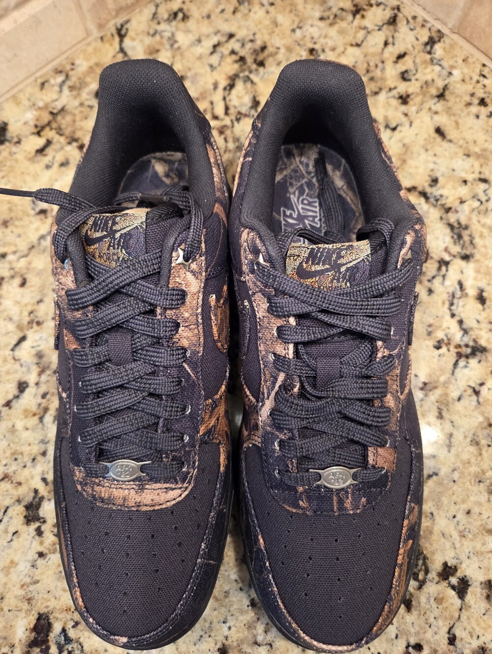 NIKE Air Force 1 Realtree Black Camo Men 10/Woman 11.5